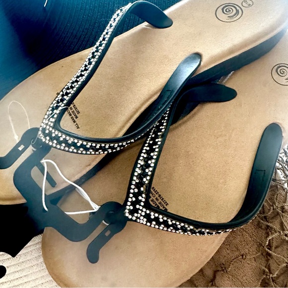NWT! FUN JEWELED FLIP FLOPS. SIZE 9/10 - Picture 5 of 5